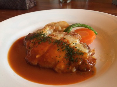 四万十豚のポークカツレツ　チーズ焼きトマトソース