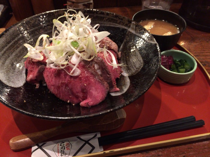 六角鶏 ローストビーフ丼